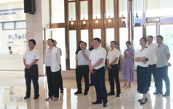 市政协主席田亚东一行莅临四川新火炬公司视察调研
