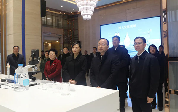 徐弟波率住泸省政协委员集体视察“低氘产业”发展情况